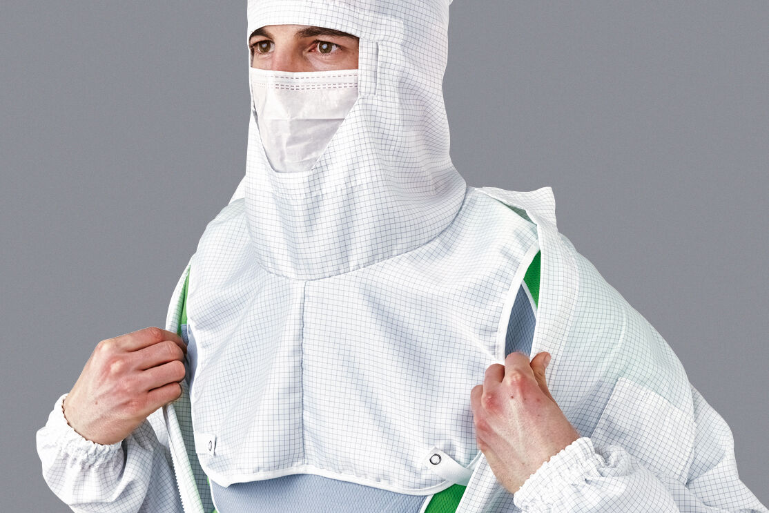 Bänder unter den Achseln und Druckknöpfe vorne verhindern das Hochrutschen des latzförmigen Überwurfs beim Anziehen des Overalls