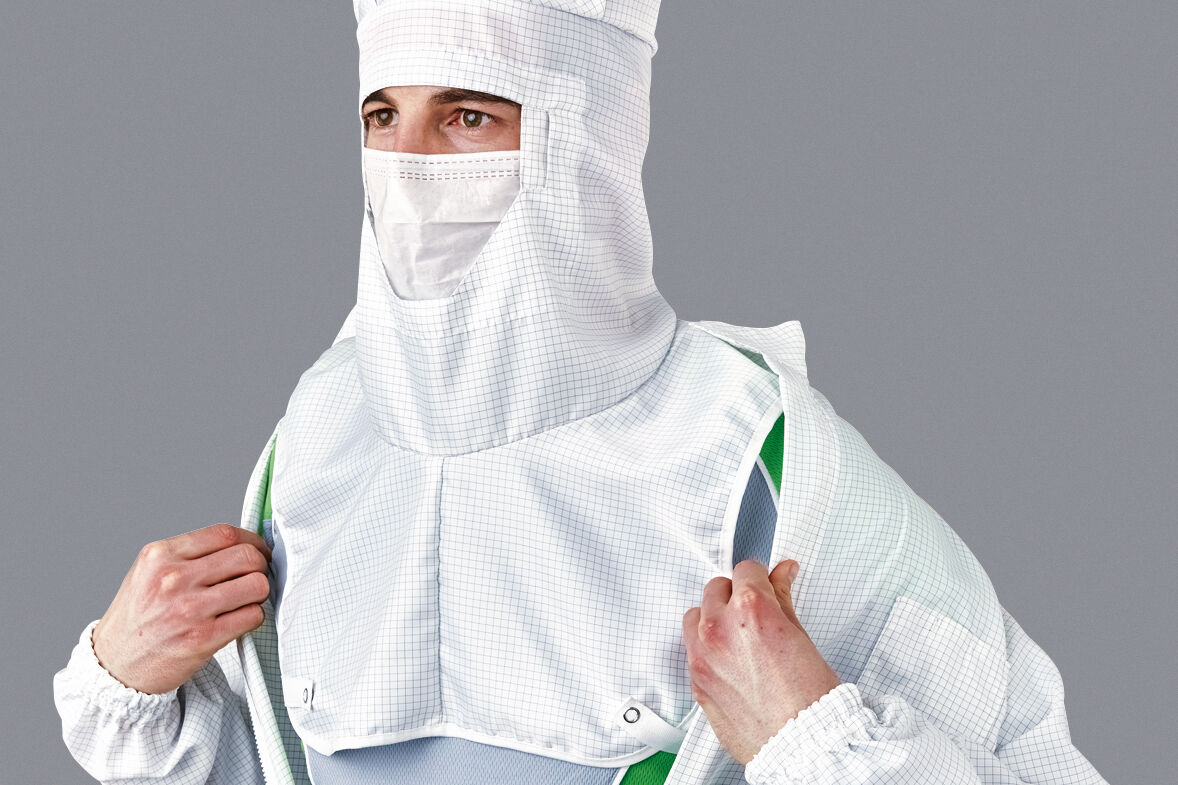 Bänder unter den Achseln und Druckknöpfe vorne verhindern das Hochrutschen des latzförmigen Überwurfs beim Anziehen des Overalls