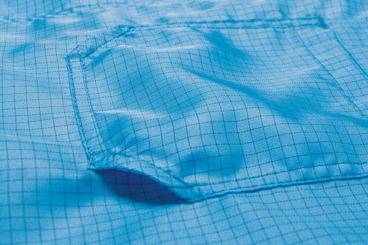 Tasche mit seitlichen Ablauföffnungen schräg