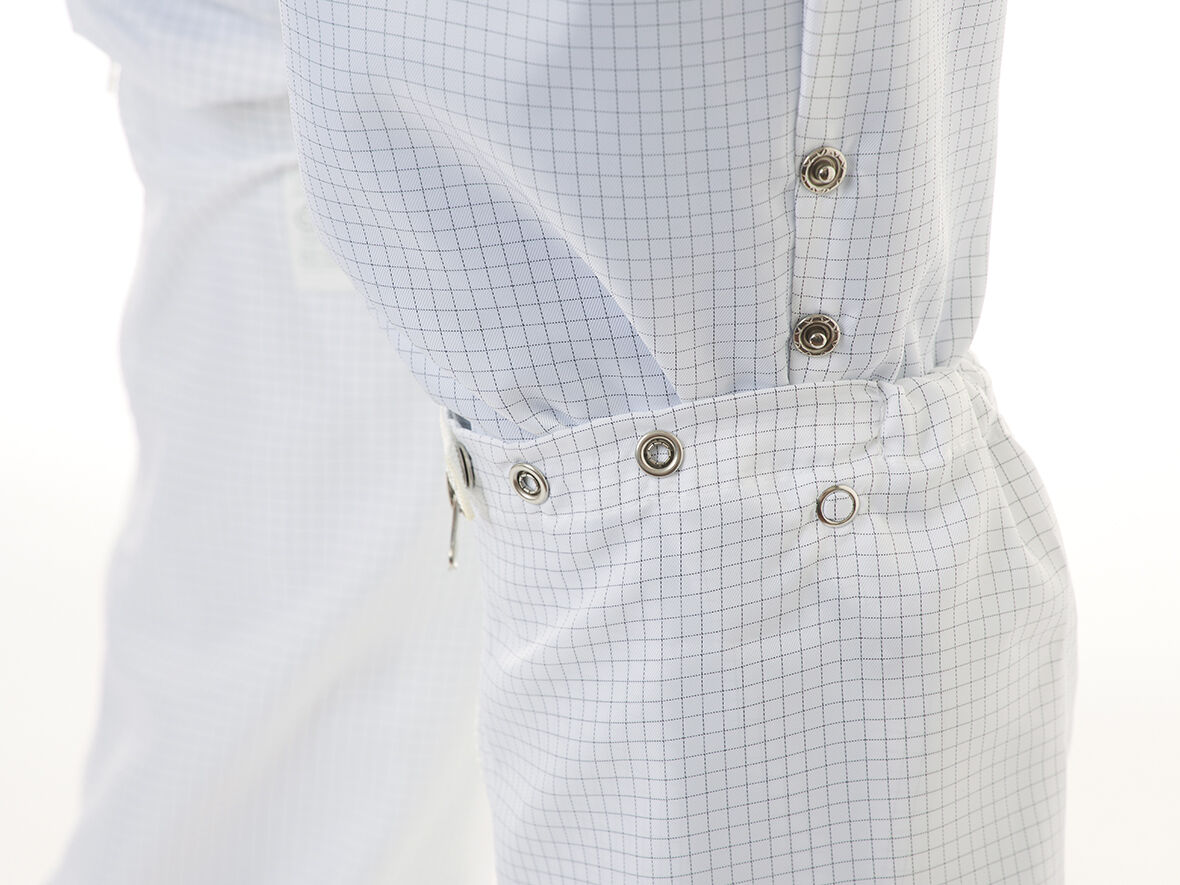 Press stud on the shaft for fastening to the trouser leg (side)