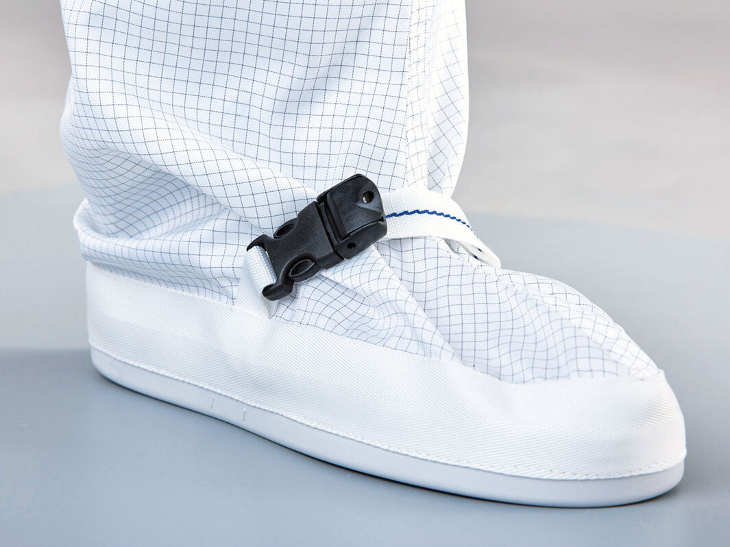 Plastic buckle with strap lock, different strap colours for size identification